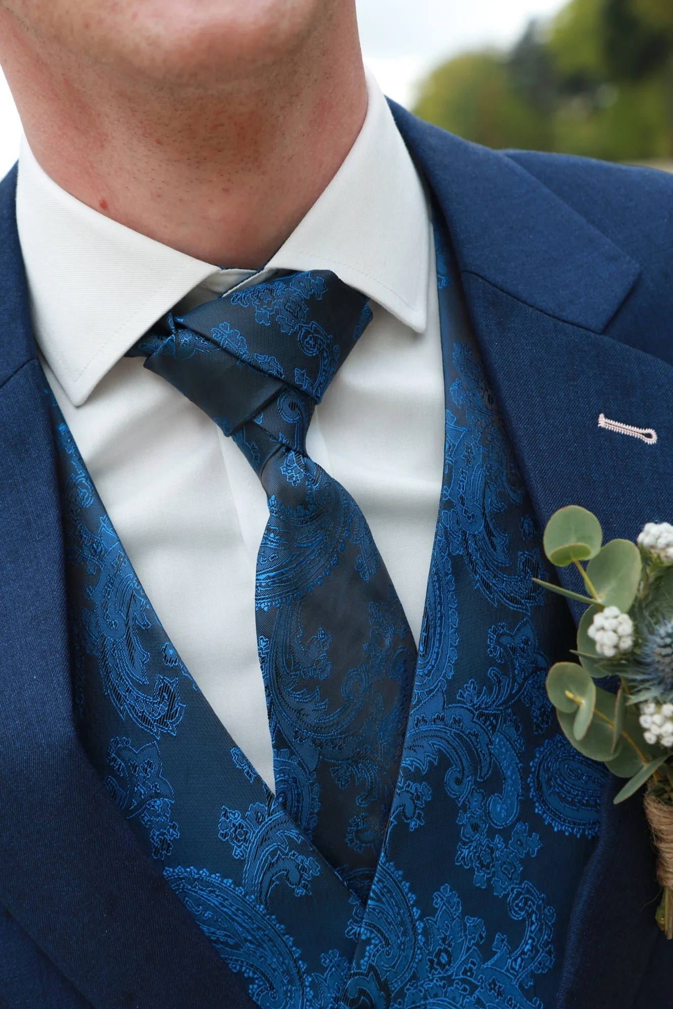Blauw trouwpak, paisley gilet en stropdas 